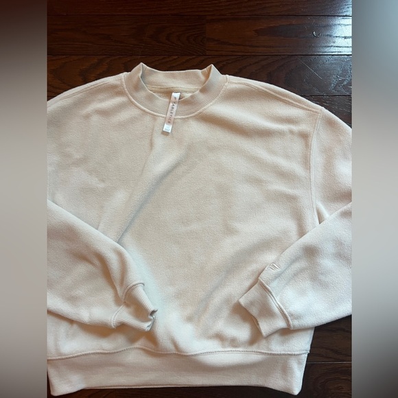 Fabletics Cream Fuzzy Long Sleeve Crew Neck Size XS - Picture 3 of 6